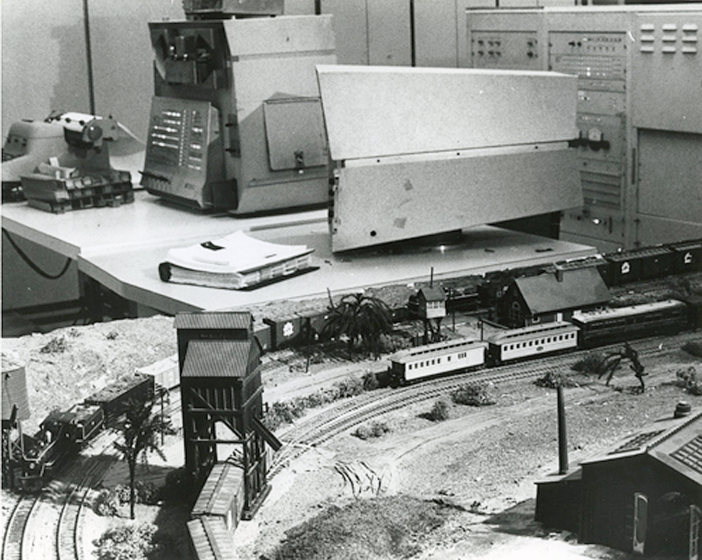 DEC PDP-1 at Amherst next to a model railroad layout, Computer History Museum, Catalog No. 102649722